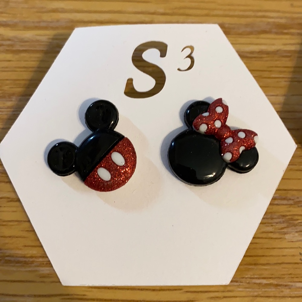 Adorable Minnie and Mickey earrings🐭
